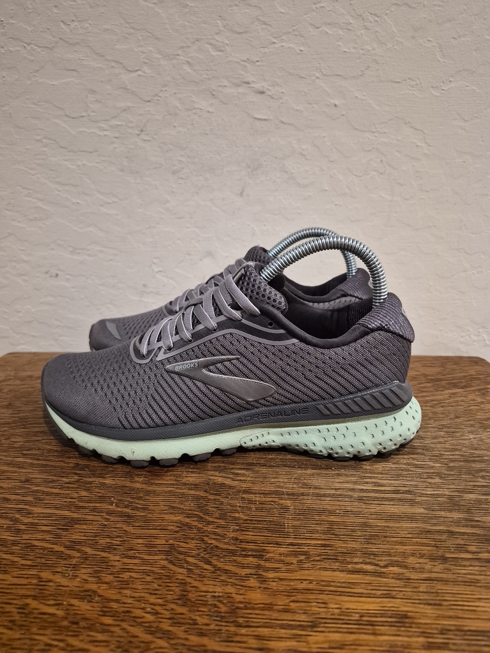 Brooks Adrenaline GTS 20 Athletic Running Shoes 
Women's Size US 6.5 Medium B